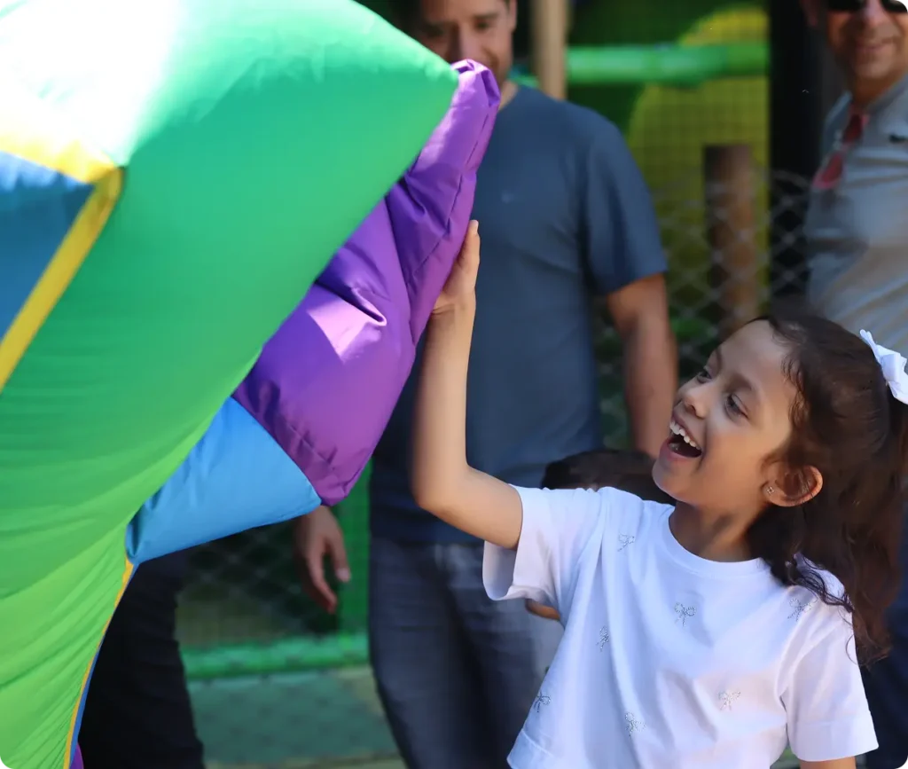 Niña disfrutando en el parque