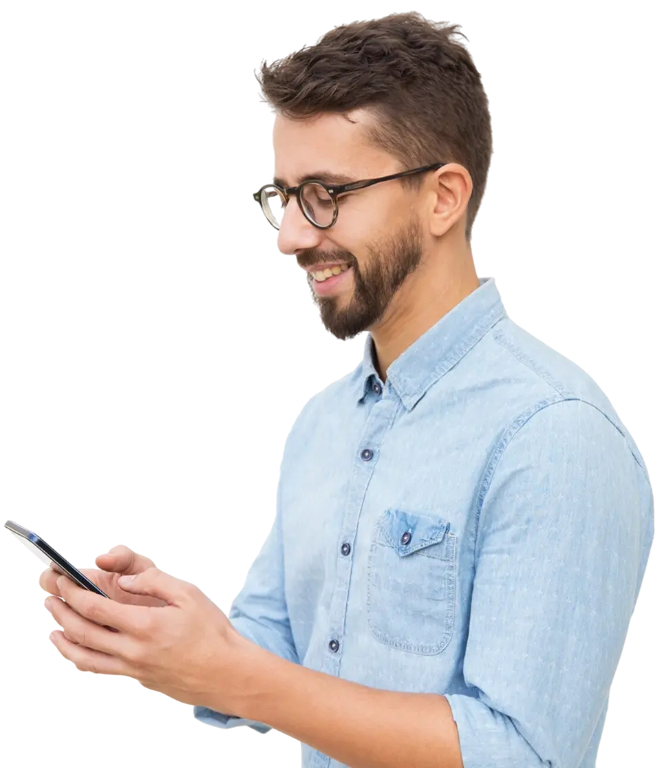 Chico feliz enviando mensaje 1