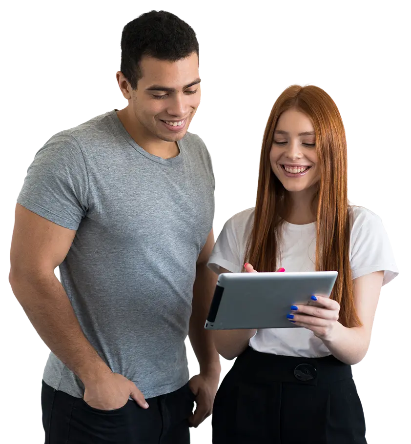 Hombre y mujer revisando tablet 1