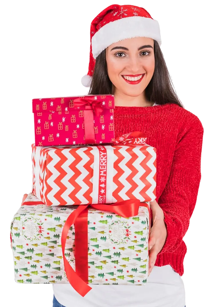 Mujer feliz con gorro navideño y regalos 1