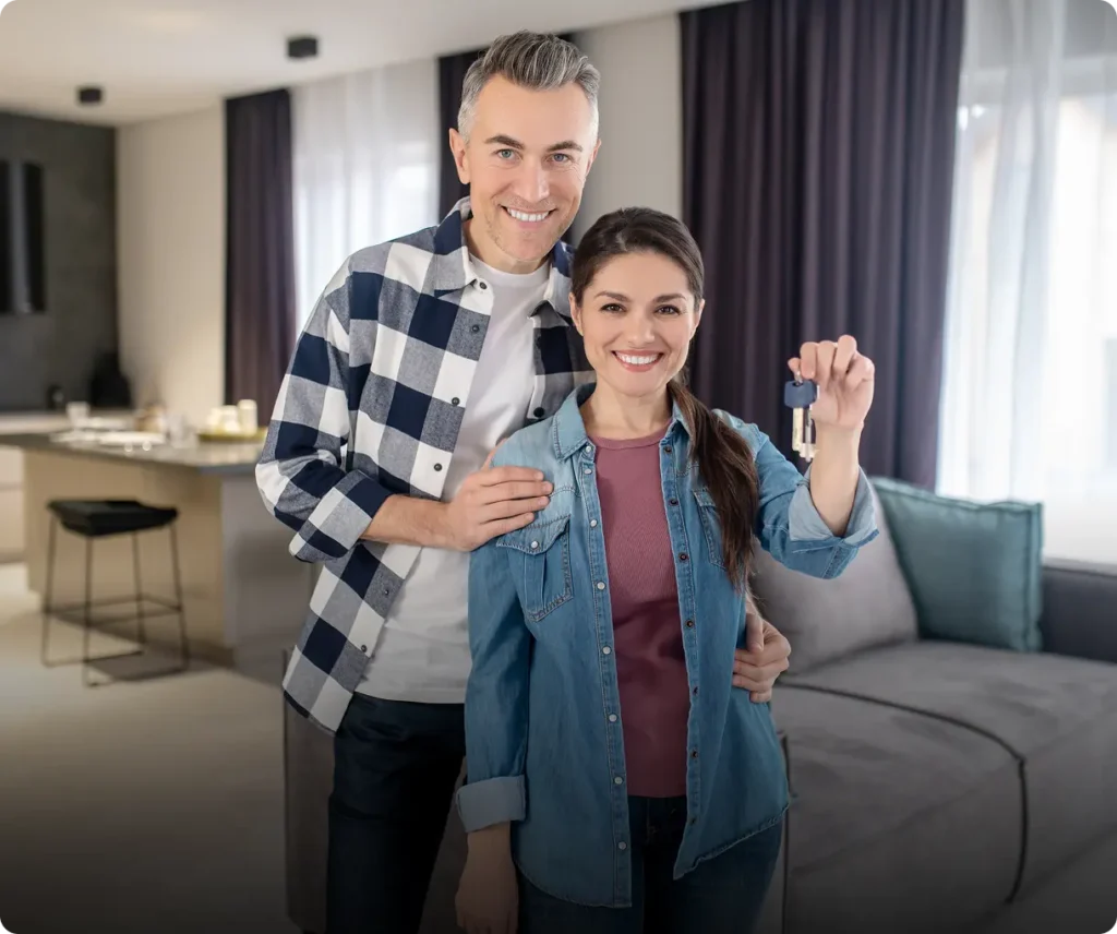 pareja con llaves de la casa